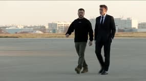 Volodymyr Zelensky et Emmanuel Macron sur le tarmac de la base aérienne de Villacoublay