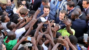 Emmanuel Macron salue des habitants avant de quitter l'université de Ouagadougou, le 28 novembre 2017
