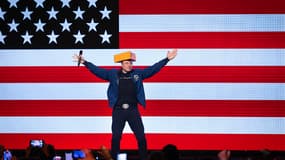 Elon Musk à une réunion publique pour le candidat à la Cour suprême du Wisconsin Brad Schimel, coiffé d'un chapeau en forme de fromage, au KI Convention Center le 30 mars 2025 à Green Bay, Wisconsin.