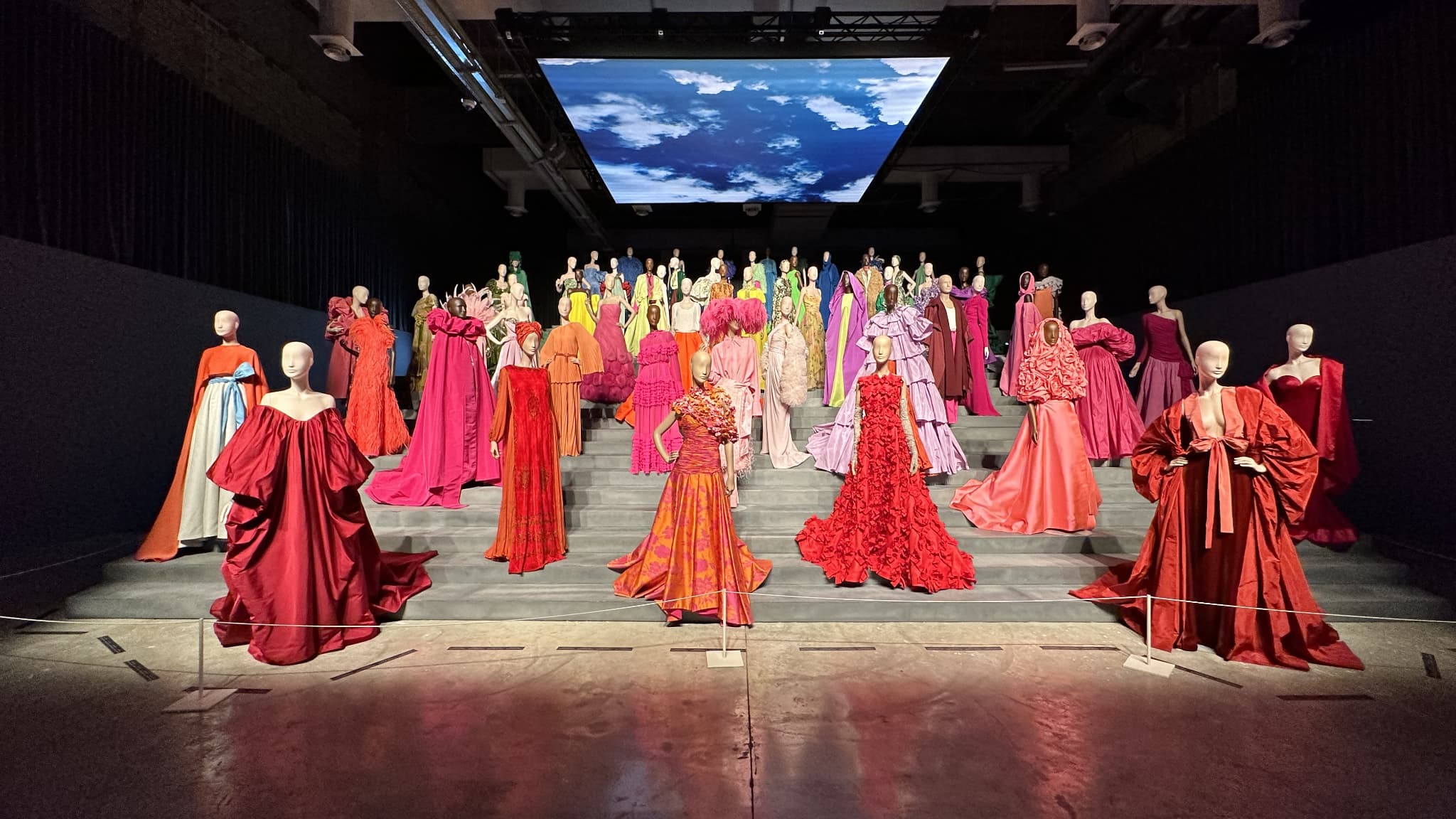 L'exposition  "Forever Valentino", qui présente les créations contemporaines de Valentino Garavani, est présentée au public au centre de design M7 dans le cadre des événements culturels « Qatar Creates » organisés dans la région de Msheireb à Doha, au Qatar, le 13 mars 2023. 