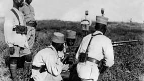 Photo prise le 4 décembre 1939 de tirailleurs sénégalais à l'instruction dans un camp d'entraînement dans les colonies françaises
