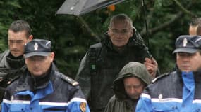 3 octobre 2006, Montigny-lès-Metz: Francis Heaulme est soumis à une reconstitution près de la voie ferrée où les petits Alexandre Beckrich et Cyril Beining ont été tués.