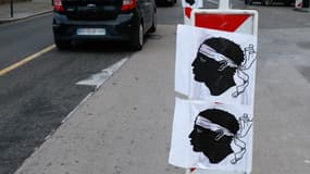 Drapeaux corses collés le 3 avril 2019 dans la rue principale du cours Napoléon à Ajaccio, un jour avant la visite du président français.