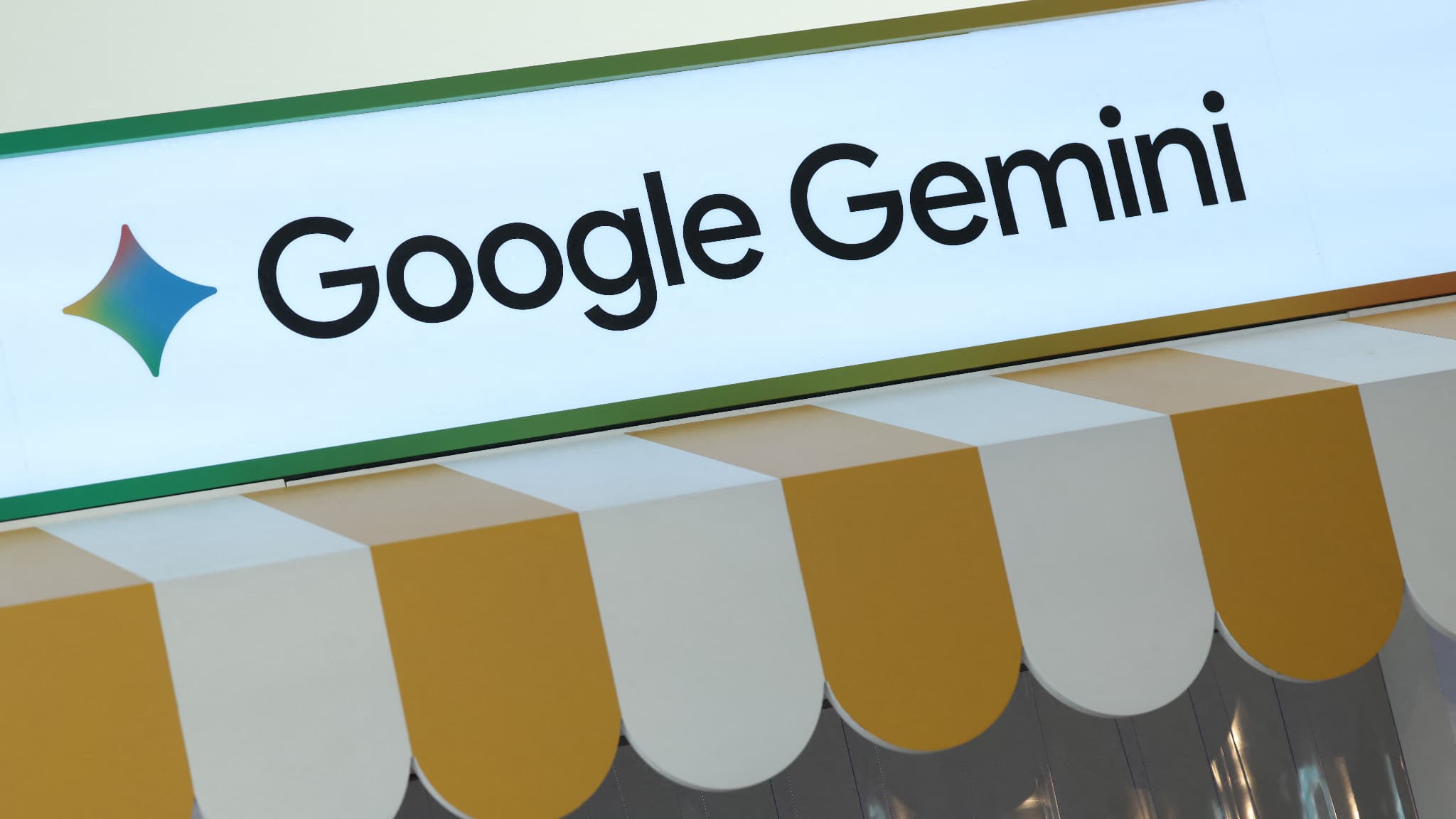 Milyonlarca Eser Gizlice Kopyalandı: Hachette ve Diğer Yayınevleri, Google'ı Yapay Zeka Gemini ile Telif Hakkı İhlaliyle Suçluyor