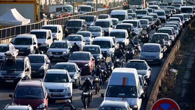 Cette photographie prise le 5 novembre 2020 montre des véhicules circulant sur le périphérique parisien.