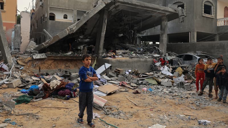 Des enfants devant les décombres de la maison de la famille Sheikh el-Eed, à Rafah, dans la bande de Gaza, le 19 novembre 2023