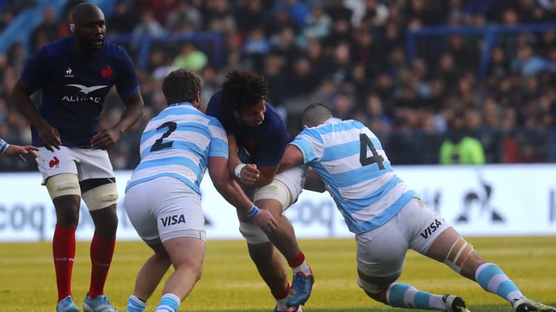 Mickael Guillard pris en tenaille par deux joueurs lors d'Argentine-France, test-match de rugby, 13 juillet 2024.