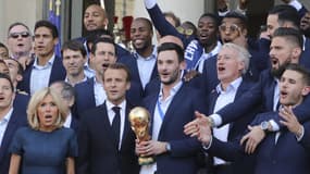 Les Bleus, reçus à l'Elysée après leur victoire en Coupe du Monde, entonnent la Marseillaise, le 16 juillet 2018 à Paris. 