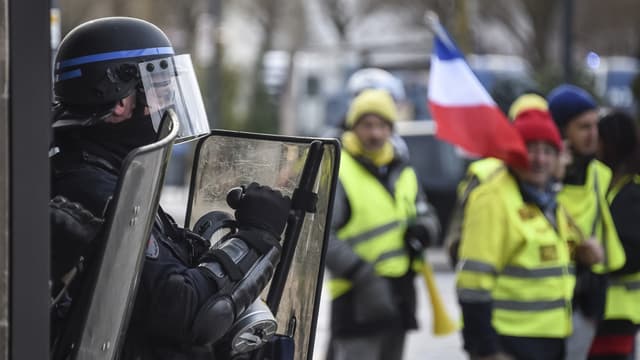 Un CRS face à des gilets jaunes - Sébastien Bozon - AFP - image d'illustration