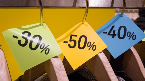 Des étiquettes indiquant des promotions dans un magasin de vêtements, le 4 janvier 2025 à Paris (photo d'illustration).