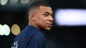 L'attaquant du Paris Saint-Germain Kylian Mbappé, à l'échauffement avant le match de la 30e journée de Ligue 1 contre  Lorient, le 3 avril 2022 au Parc des Princes