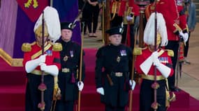 Deux ministres du gouvernement britannique ont monté la garde auprès du cercueil de la reine le 15 septembre.