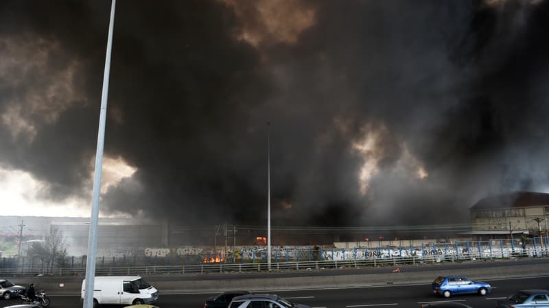 Avec l'incendie d'un entrepôt à La Courneuve, un ciel d'apocalypse était visible vendredi soir au dessus de l'autoroute A86, dans le nord de Paris.