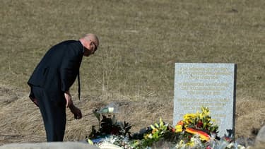 Des familles se recueillent sur les lieux du crash.
