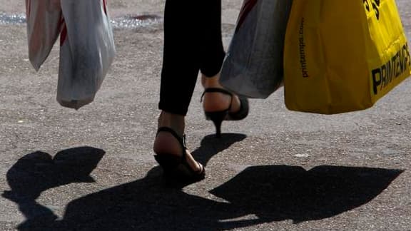 Les prix à la consommation en France ont augmenté de 0,8% en mars, en raison de la fin des soldes et des fortes augmentations de prix des produits pétroliers et alimentaires, selon les chiffres de l'Insee. /Photo d'archives/REUTERS/Vincent Kessler