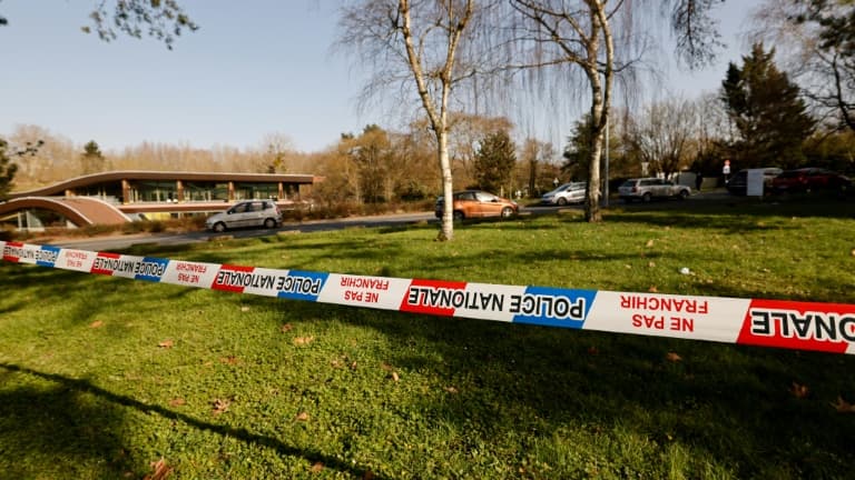 Un  cordon de police est déployé le 24 février 2021 à Boussy-saint-Antoine, en Essonne, après une rixe ayant abouti au meurtre d'un collégien de 14 ans