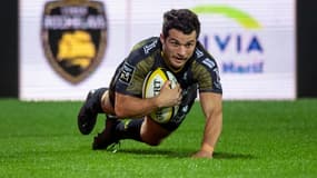 L'arrière de La Rochelle, Brice Dulin, marque un essai lors du match de Top 14 à domicile contre Clermont, le 8 novembre 2020
