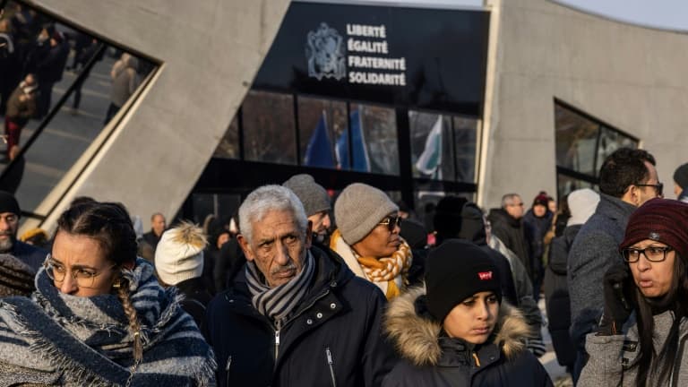 Rassemblement devant la mairie de Vaulx-en-Velin (Rhône) en mémoire des victimes de l'incendie qui a fait dix morts, dont cinq enfants, dans un immeuble de cette ville de la banlieue lyonnaise, le 17 décembre 2022.
