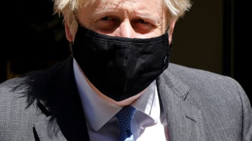 Le Premier ministre britannique Boris Johnson quitte le 10 Downing Street à Londres, portant un masque contre le Covid-19, le 16 juin 2021
