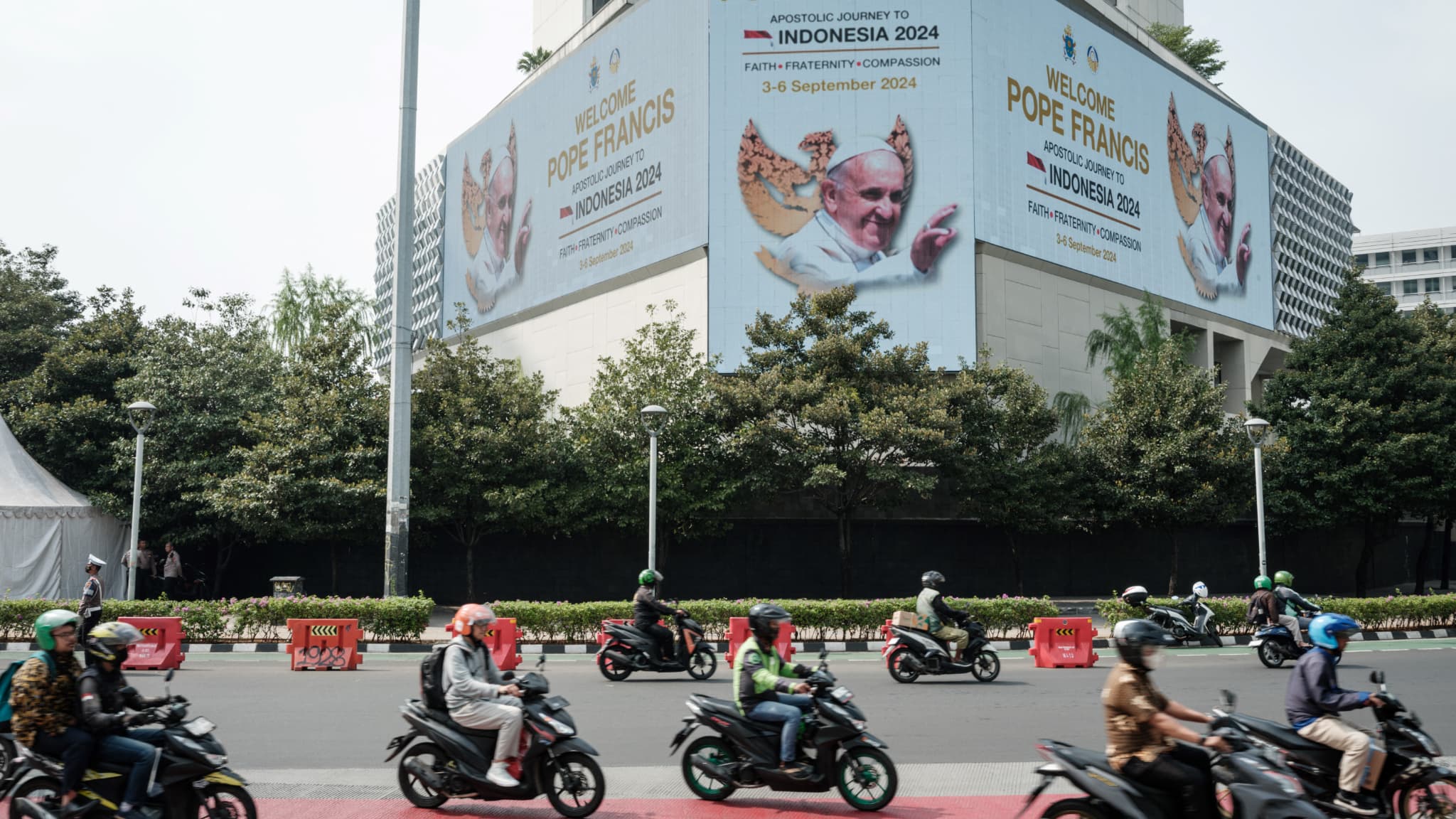 Un message de bienvenue au pape François est affiché sur un panneau électrique à un rond-point de Jakarta, le 3 septembre 2024. 