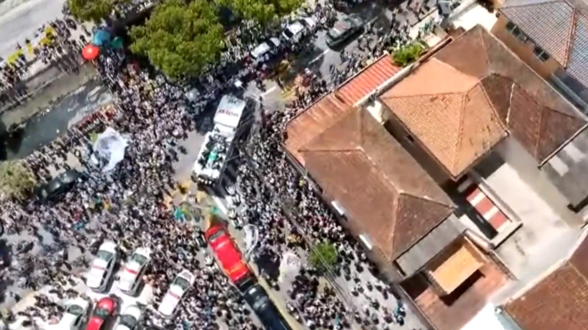 La foule dans les rues de Santos au passage du cercueil de Pelé, le 3 janvier 2023