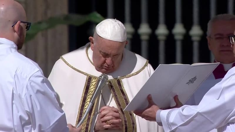 Pâques: les images du pape François présidant la messe au Vatican