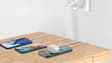 Des smartphones branchés à une prise
