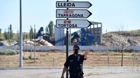 Un policier catalan effectuant un contrôle routier le 4 juillet 2020.