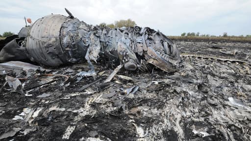 Les débris du vol MH17, abattu jeudi avec 295 personnes à son bord, alors qu'il survolait l'Ukraine.