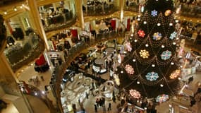 Un grand magasin parisien, quelques jours avant Noël (illustration)