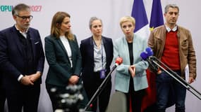 Olivier Faure, premier secrétaire du Parti socialiste (PS), Marine Tondelier, secrétaire nationale du parti écologiste français, Lucie Castets, fonctionnaire française et économiste associée au Parti socialiste, la députée Écologiste et Social Clémentine Autain et le député Écologiste et Social François Ruffin font une déclaration à la presse devant le public lors d'une convention du Front Populaire 2027, axée sur l'éducation à Trappes, le 15 novembre 2025.