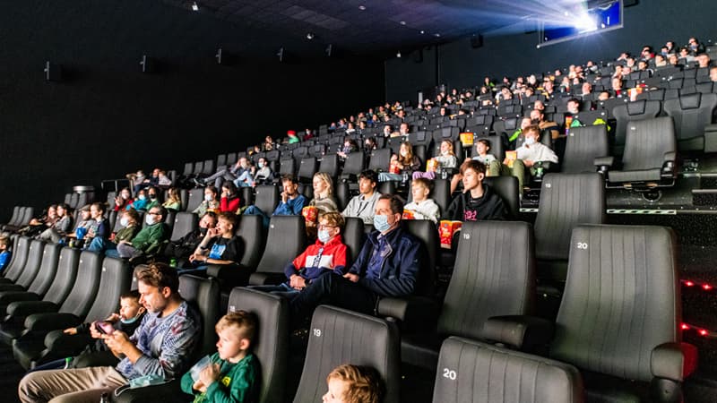 Des spectateurs dans une salle de cinéma à Anvers, en Belgique