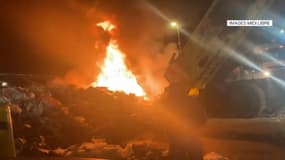 Les détritus enflammés devant le site logistique de Lidl à Beaucaire, dans le Gard, 29 janvier 2024