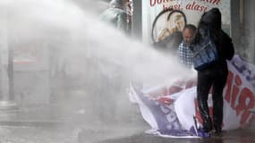 La police utilise des canons à eau contre les manifestants à Ankara, le 1er juin 2014.