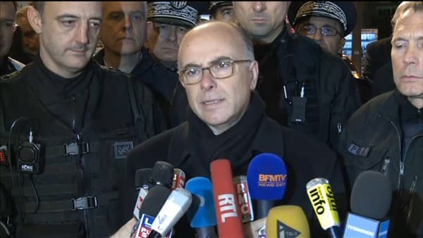 Le ministre de l'Intérieur, Bernard Cazeneuve, à droite le patron du Raid Jean-Michel Fauvergue, le 9 janvier 2015.
