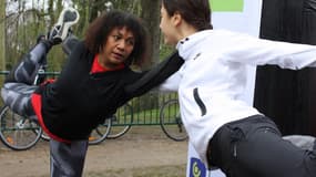Séquence étirements-assouplissements pour Maryse Ewanjé-Epée avant le grand départ des "10km du coeur".