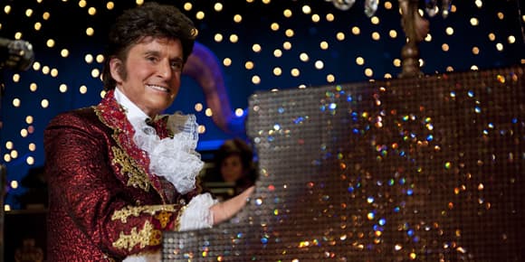 Michaël Douglas est méconnaissable dans le rôle de l'exubérant Liberace. Michaël Douglas est méconnaissable dans le rôle de l'exubérant Liberace.