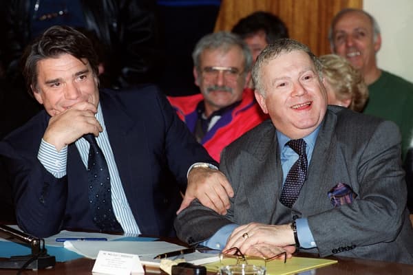 La mitterrandie à la manœuvre? Bernard Tapie a toujours entretenu ses liens avec ses anciens collègues ministres. Ici le patron de l'OM avec Michel Charasse, conseiller de Mitterrand, le 8 mars 1993. La mitterrandie à la manœuvre? Bernard Tapie a toujours entretenu ses liens avec ses anciens collègues ministres. Ici le patron de l'OM avec Michel Charasse, conseiller de Mitterrand, le 8 mars 1993.