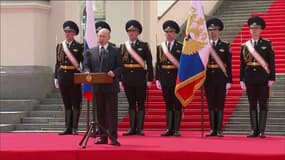 Le président russe Vladimir Poutine préside une minute de silence pour des pilotes militaires tués pendant la rébellion, le 27 juin 2023.