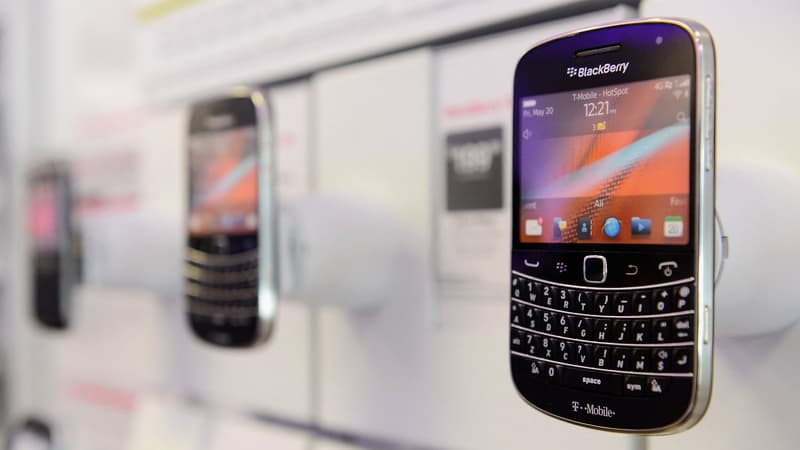 Le Blackberry Bold 9900, dans une boutique T-Mobile à Los Angeles, en 2012