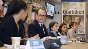 François Hollande a passé près de deux heures à la rédaction de "Mon Quotidien", en compagnie d'enfants.