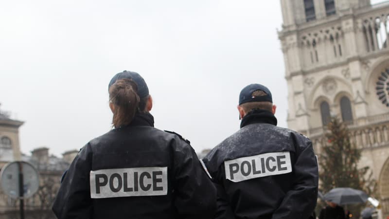 Des policiers à Paris, le 28 janvier 2012.