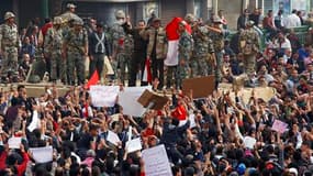 Place Tahrir, au Caire, épicentre de la contestation en Egypte. Des milliers de personnes sont redescendues samedi dans les rues de la capitale et d'Alexandrie, réclamant la démission d'Hosni Moubarak et rejetant son appel au dialogue. /Photo prise le 29