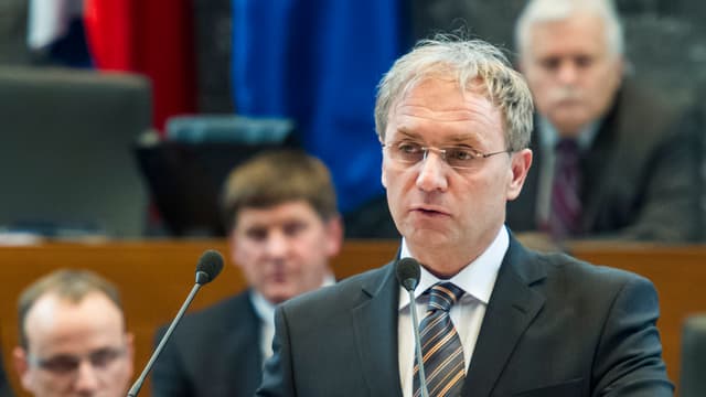 Le ministre slovène Ales Hojs s'exprime devant le Parlement à Ljubljana, le 10 février 2012.