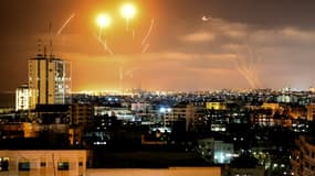 Des roquettes tirées vers Israël depuis la bande de Gaza sont interceptées par le bouclier antimissile "Dôme de fer" le 10 mai 2021.