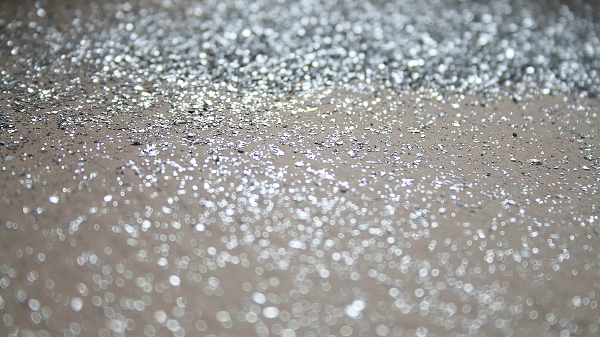 Glitter is banned in some schools for ecological reasons.