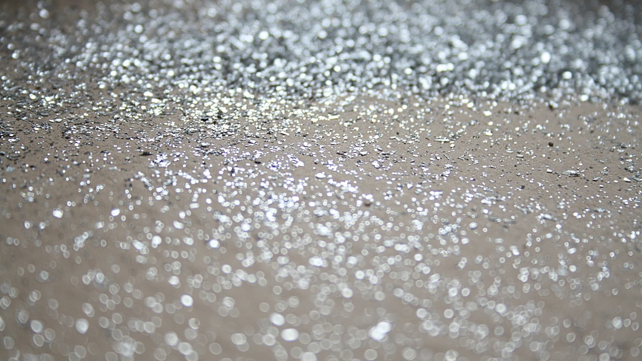 Maquillage : pourquoi les paillettes libres vont être interdites en Europe