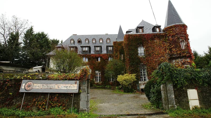 Le manoir de Navarrenx, où vivent une centaine de membres de Tabitha's Place en communauté.Le manoir à Sus, où la secte s'est installée depuis une trentaine d'années, renfermaient 120 personnes.