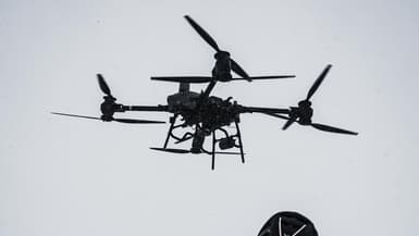 Un drone piloté par un télépilote du PGHM de Chamonix.