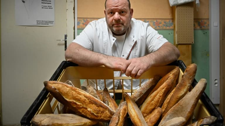 Le boulanger Stéphane Ravacley qui a obtenu la régularisation de son apprenti guinéen au prix d'une grève de la faim pose devant ses pains, le 6 janvier 2021 à Besançon (Doubs)
